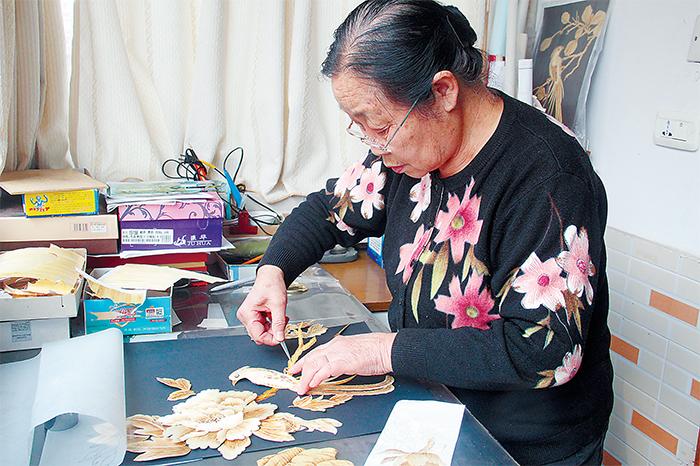 72歲老人的別樣生活:剪紙、做麥秸畫、旅游寫生